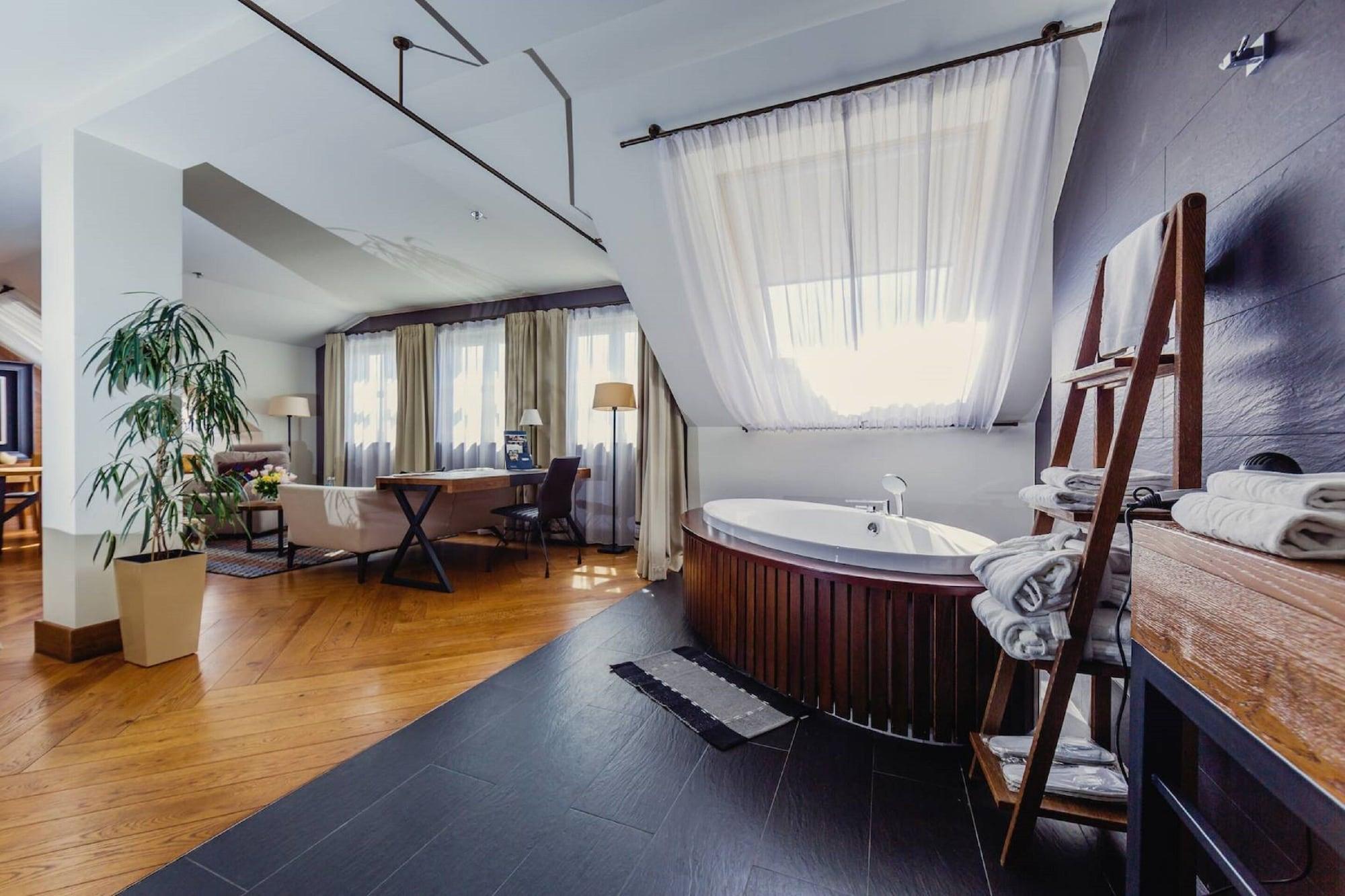 布里斯托尔传统奢华酒店 热舒夫 外观 照片 A bathroom in a hotel