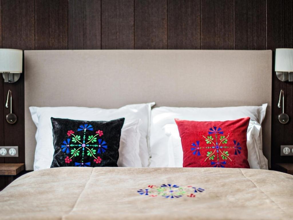 布里斯托尔传统奢华酒店 热舒夫 外观 照片 A bed with cushions
