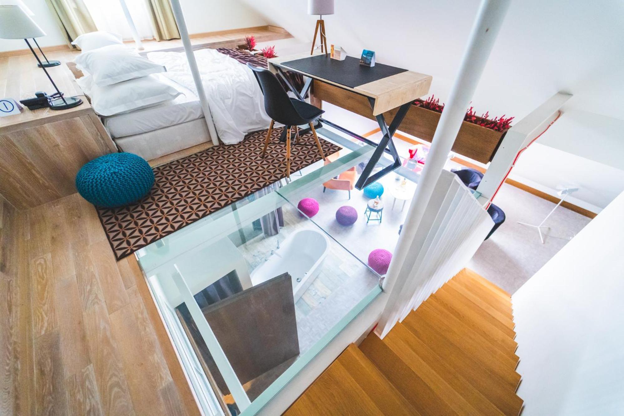 布里斯托尔传统奢华酒店 热舒夫 外观 照片 A glass floor in a home