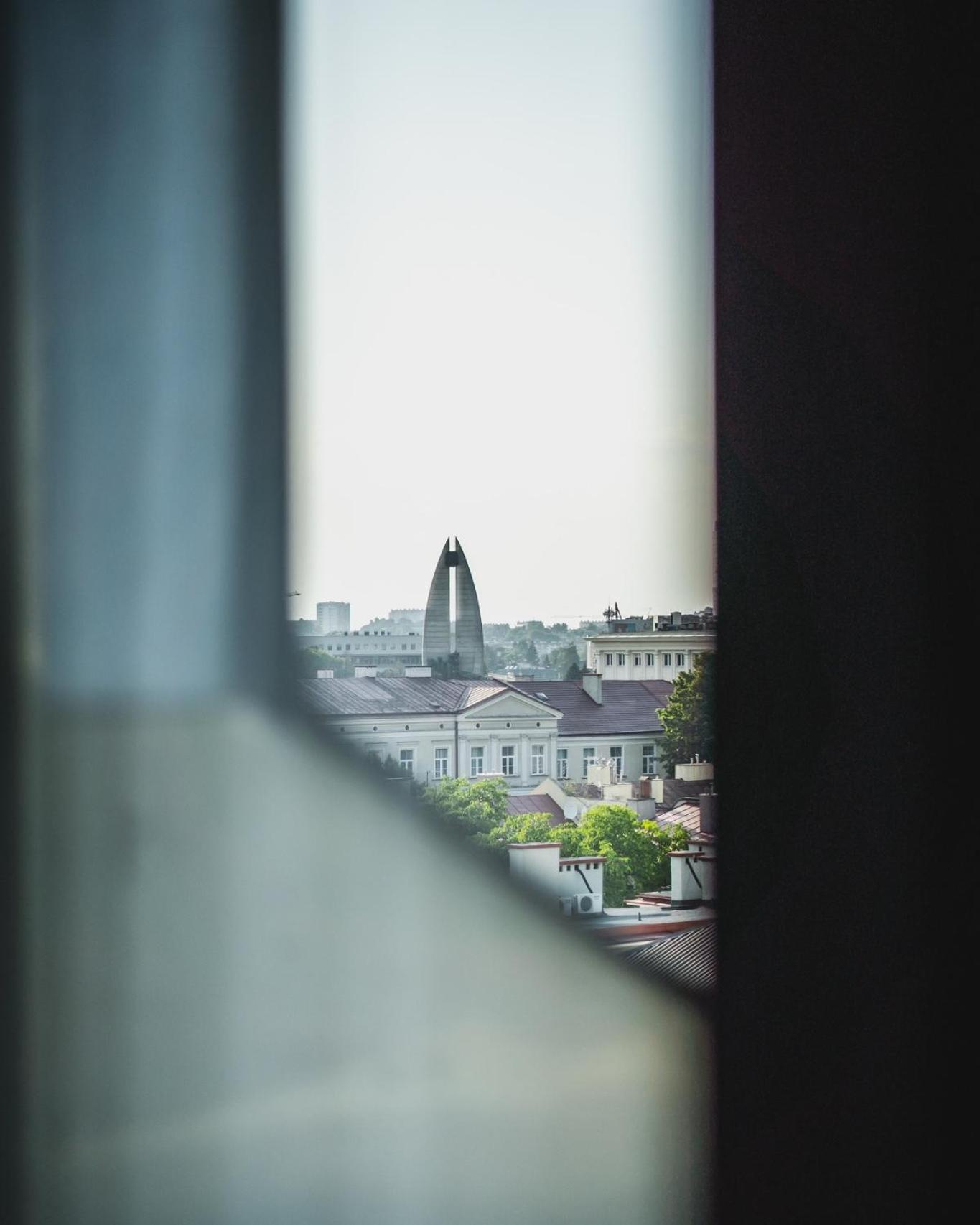 布里斯托尔传统奢华酒店 热舒夫 外观 照片 View of the church from the west