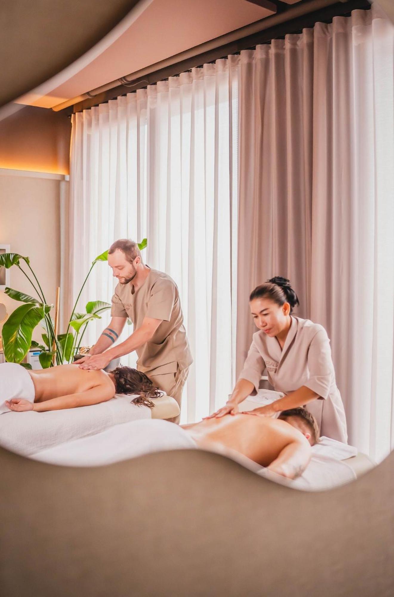 布里斯托尔传统奢华酒店 热舒夫 外观 照片 Massage therapists working on clients