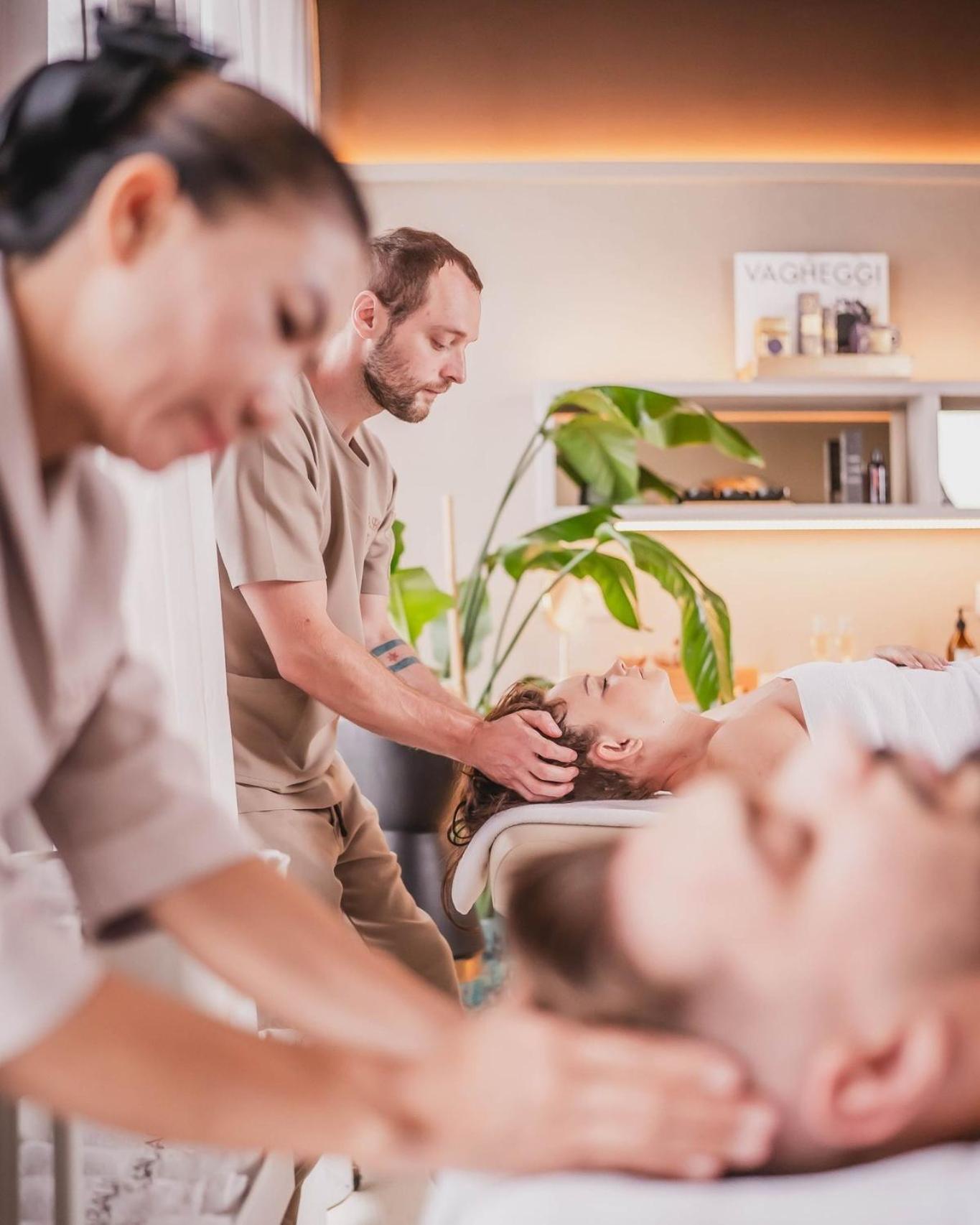 布里斯托尔传统奢华酒店 热舒夫 外观 照片 A massage therapist working on a client