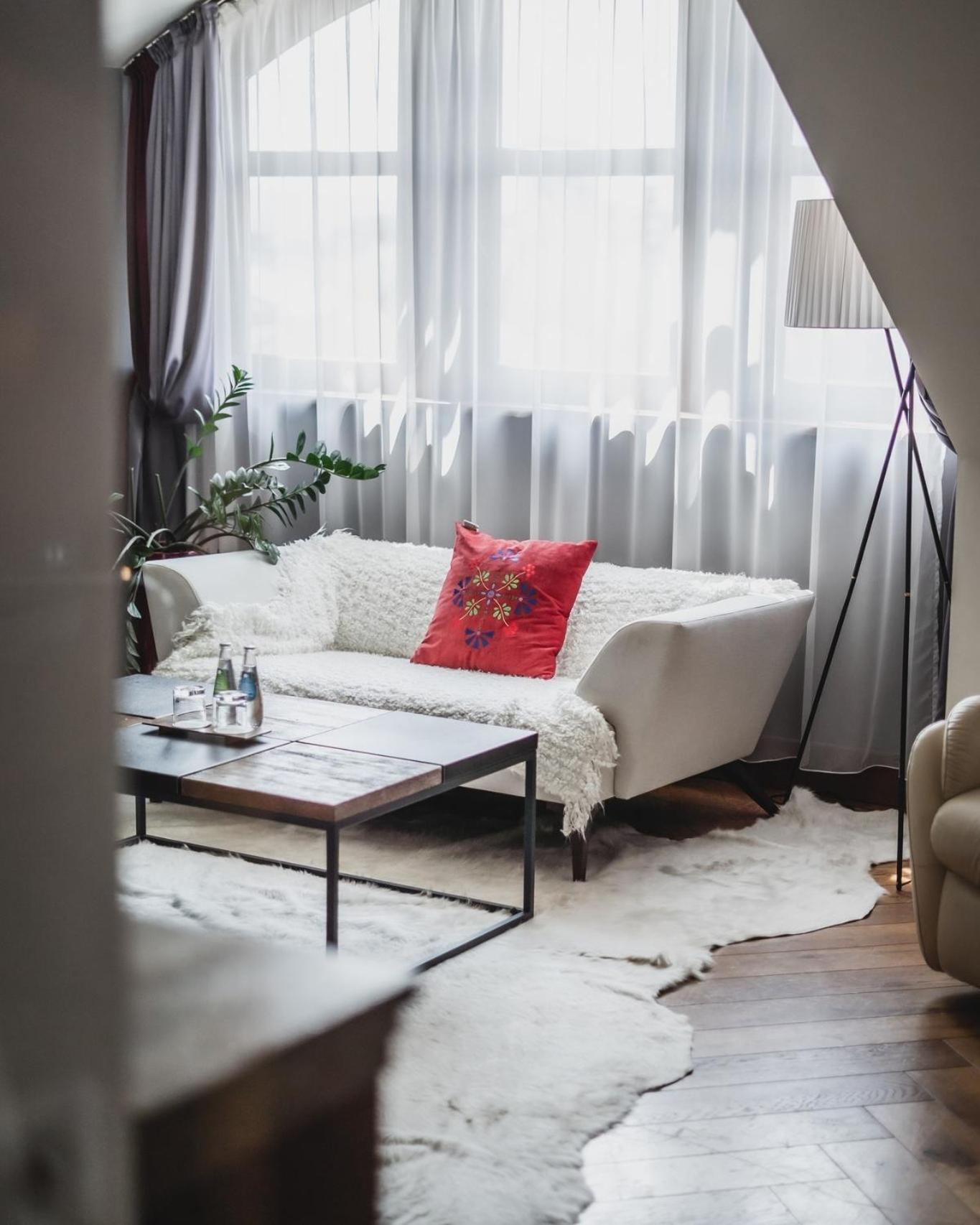 布里斯托尔传统奢华酒店 热舒夫 外观 照片 A living room with a sofa